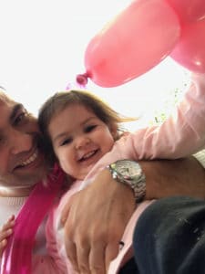 מקס רוזנפלד מחזיק את בתו האהובה, יעלה רוזנפלד ז"ל